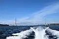 Pont de l'île Rousski vu depuis un bateau avec la ville en fond