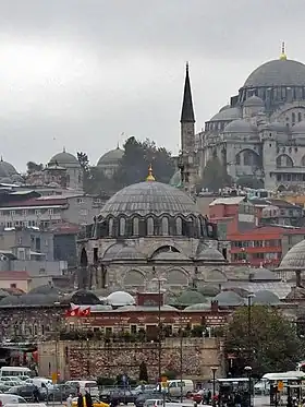 Mosquée de Rüstem Pacha au premier plan, surplombé par la mosquée Süleymaniye au second plan sur la colline.