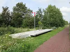 Chemin et aire de repos.