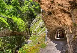 Tunnels et ponts de pierre sur les ruisseaux.