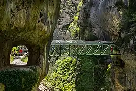 Sentier du Cares : tunnel et pont à l'approche de Caín où le défilé est le plus étroit.