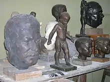 Sculptures de Ruthild Hahne. À gauche : Staline, à droite : Wilhelm Pieck, au centre, sculptures d'enfants