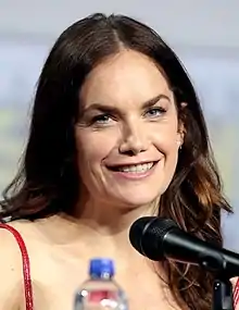 Ruth Wilson interprète Marisa Coulter.