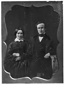 Photographie en noir et blanc d'un homme et d'une femme