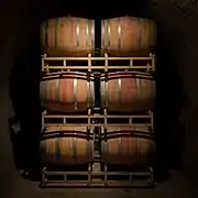 Tonneaux de chêne empilés dans la cave à vin d'un vignoble de Napa Valley.