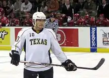 Photographie d'un joueur de hockey sur glace.