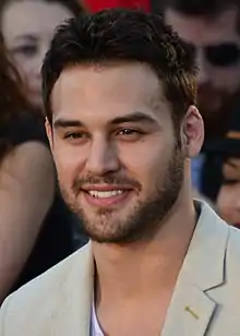 Ryan Guzman interprète Edmundo « Eddie » Diaz