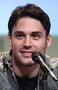 Ryan Guzman interprète Carlos Gutierrez.