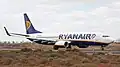 Un Boeing 737-800 de Ryanair sur une voie de circulation.