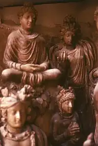 En haut : Bouddha et Brahma. Terre crue. Niche V1, L. 100, P. 80 cm.