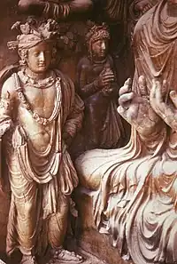 Bodhisattva et Bouddha prêchant. IVe – Ve siècle. Terre séchée, traces de polychromie. Stupa 26 de Tapé-Shotor, site de Hadda,1976 (détruit)