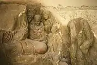 Dévots et moine. Terre séchée, traces de polychromie. Stupa d'un monastère de Hadda en 1976 (détruit)