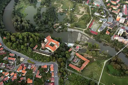 Vue aérienne du monastère au bord de la Sázava.