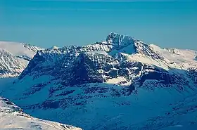 Vue du Tåga depuis le Vassnebba ; le Såtbakkollen est visible à l'arrière-plan.