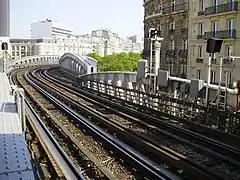 Virage de la ligne 6 à la sortie est de la station en direction de Pasteur.