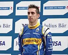 Sébastien Buemi est un homme à la peau blanche, brun.