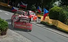Montage photographique des différentes phases d'attaque d'un virage de la Citroën C4 WRC de Sébastien Loeb sur une route goudronnée.
