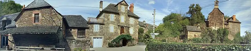 Chapelle et château de Verrières, sur la droite.