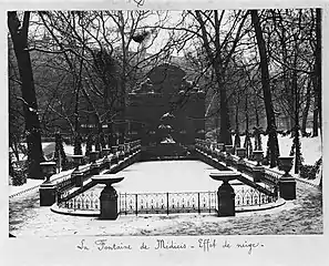 Sous la neige, dans les années 1900.