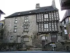 À gauche la maison Henri IV, à droite la maison Boyer.