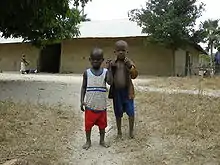 Enfants du village parlant le bandial