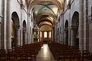 Vue intérieure de la nef vers le chœur.