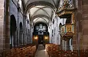 Vue intérieure de la nef vers la tribune d'orgue.