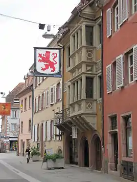 Maison Gollfaçades avec oriel, balcon, toiture