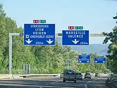 Panneaux sur l'A49 à la séparation avec l'A48 peu après Grenoble
