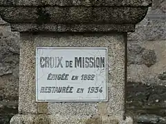 La plaque de son piédestal.