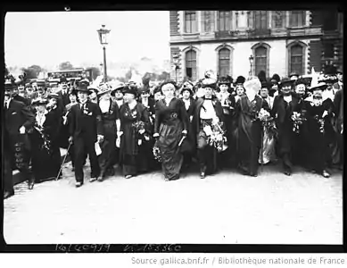 Manifestation des suffragettes, en présence de Séverine, en tête du cortège.