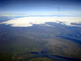 Vue sur l'ouest du Vatnajökull. Le Grímsvötn est la partie sombre au centre de la vue sur calotte glaciaire. Le Þórðarhyrna se situe devant.