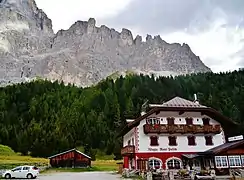 Le refuge Monti Pallidi, situé entre Canazei et le col Sella.