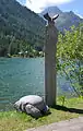 S'entête et Cornes d'Orant, au bord du lac de Champex (Valais) lors de l'exposition en plein air 10 ans de sculpture, en été 2013. Les deux sculptures, entreposées au centre de tri de Merdenson après l'exposition, furent détruites dans un incendie.