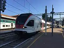 Stadler FLIRT RABe 524 à quai en gare de Varèse. Il assure un train S40 reliant Côme San Giovanni à l'aéroport de Malpensa.