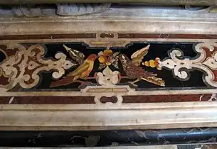 Détail d'une marqueterie de marbre dans le décor de cette chapelle.