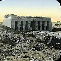 Ruines du mammisi de Dendérah construit par divers Empereurs romains sur une photographie d'époque.