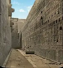 Vue à l'intérieur du temple d'Edfou.