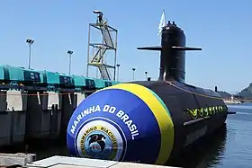 Un sous-marin émergé, à quai.