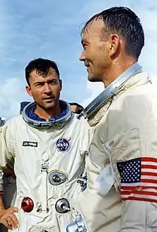 Young (à gauche) et Michael Collins sur le pont du navire qui les a récupérés après la mission Gemini 10.