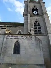 Devise républicaine sur la façade de l’église Saint-Caradeuc.