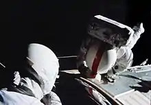 Les missions Apollo comportent une sortie extra-véhiculaire lors du retour vers la Terre pour récupérer des enregistreurs externes
