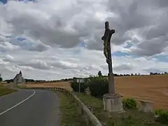 Le calvaire sur la D 61 avec l'église au fond.