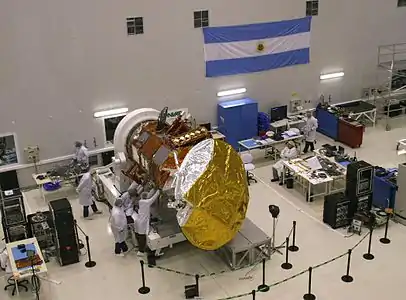 Vue des scientifiques argentins travaillant sur le satellite