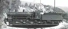 La rotonde au bout de la gare de Chambrelien avec une locomotive à vapeur.