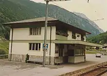 Le bâtiment voyageurs de la gare de Bovernier en 1991.