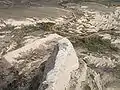 Vue vers le bas, sur la route et un fossé d'irrigation au nord-est du Scotts Bluff National Monument.