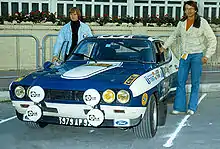 Photo de Jacques Holden et Didier Pironi de part et d'autres d'une Ford Capri pour le Grand National 1972.