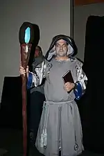 Cosplay d'un fan de la série représentant un prêcheur des Oris.