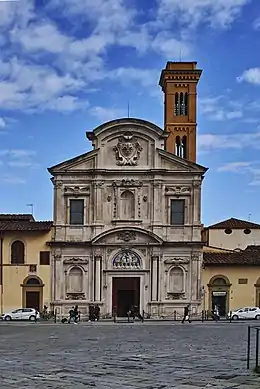 La façade baroque et le campanile roman (à gauche l'entrée du cloître).